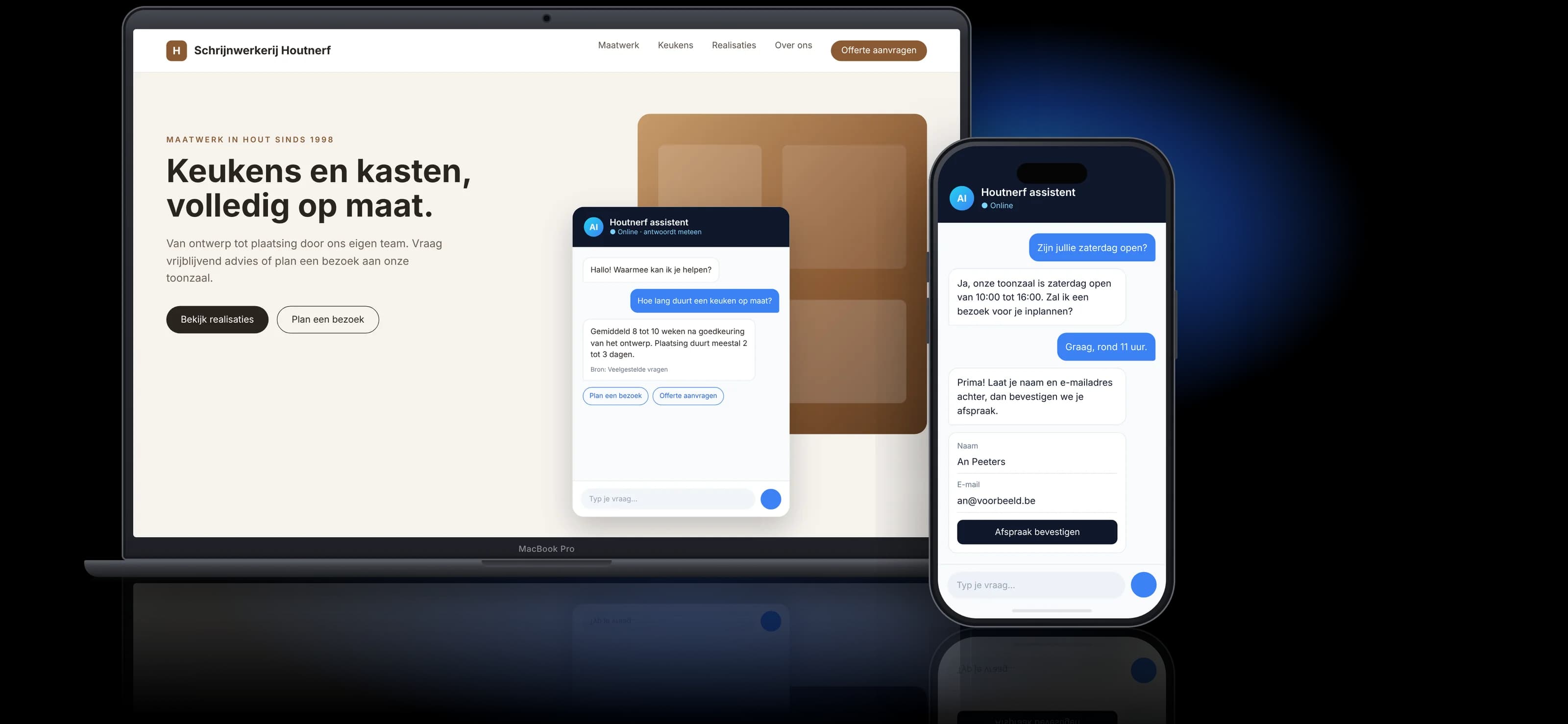 Laptop met een demowebsite met chatvenster en smartphone met een chatgesprek met de AI-assistent (demogegevens)